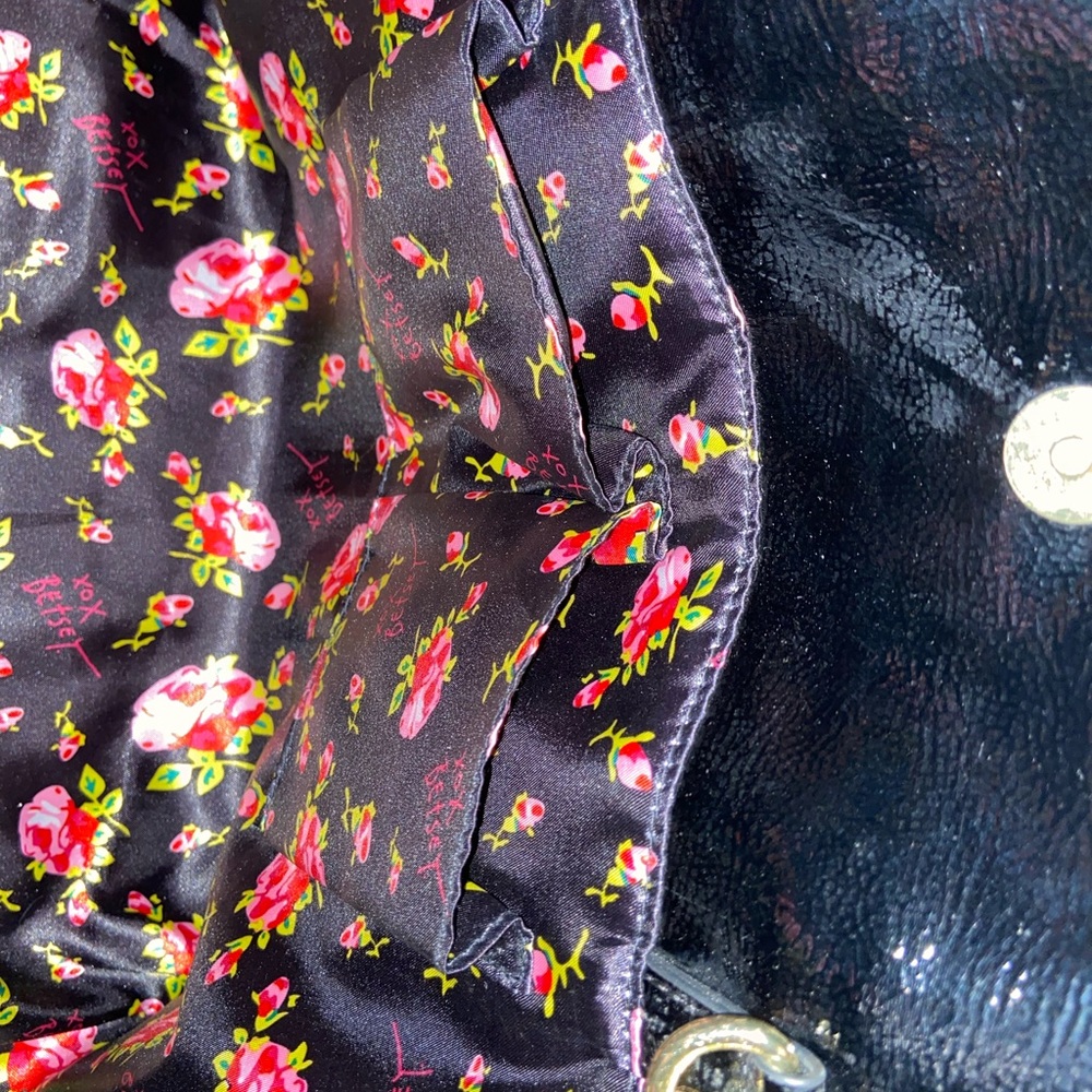 Betsy Johnson black and white bow bag with floral interior - Picture 7 of 10